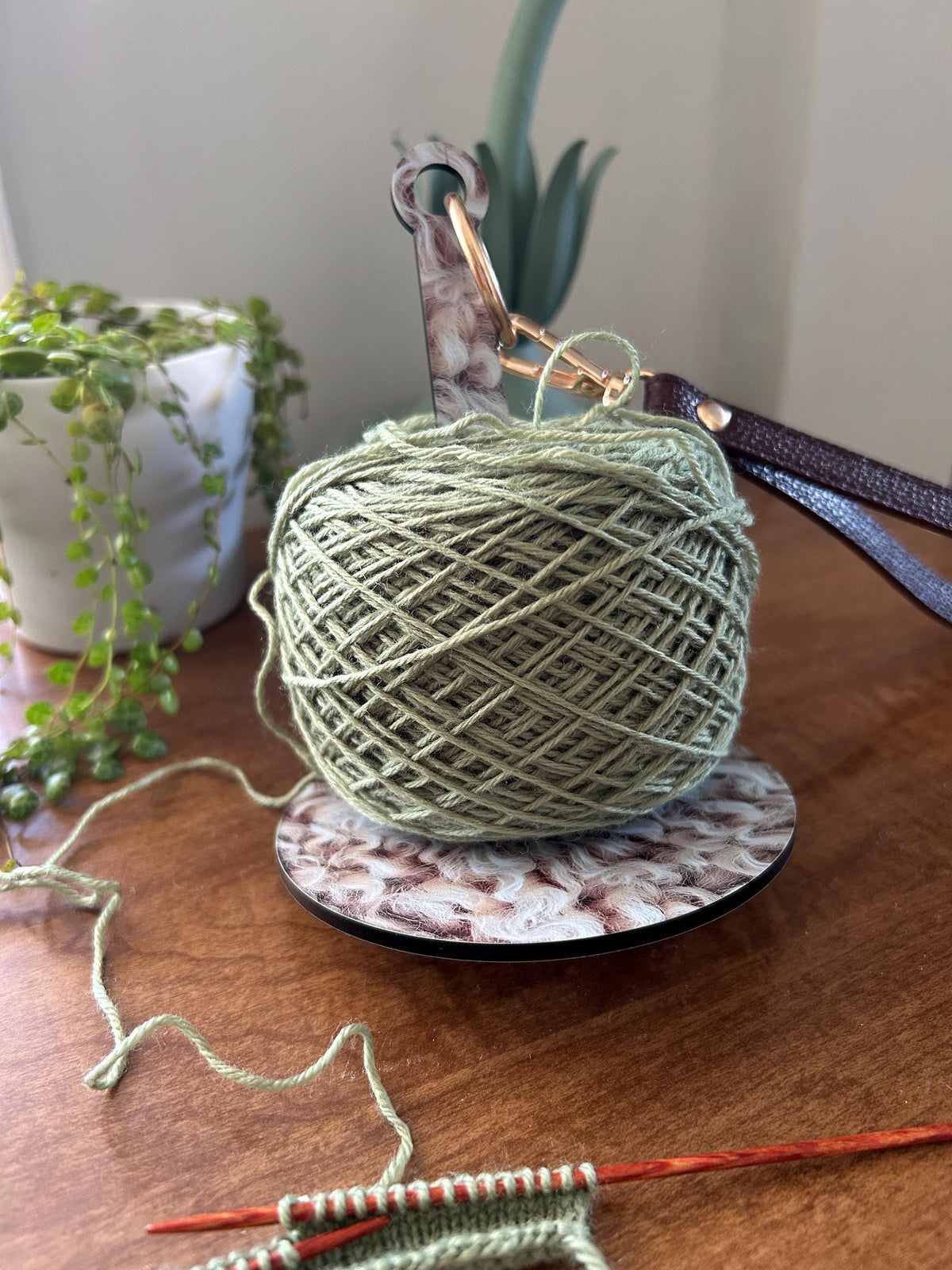 Portable Yarn Holder, Travel Wristlet Hanging Yarn Wristlet for Knitting and Crochet Sheeps Wool Pattern