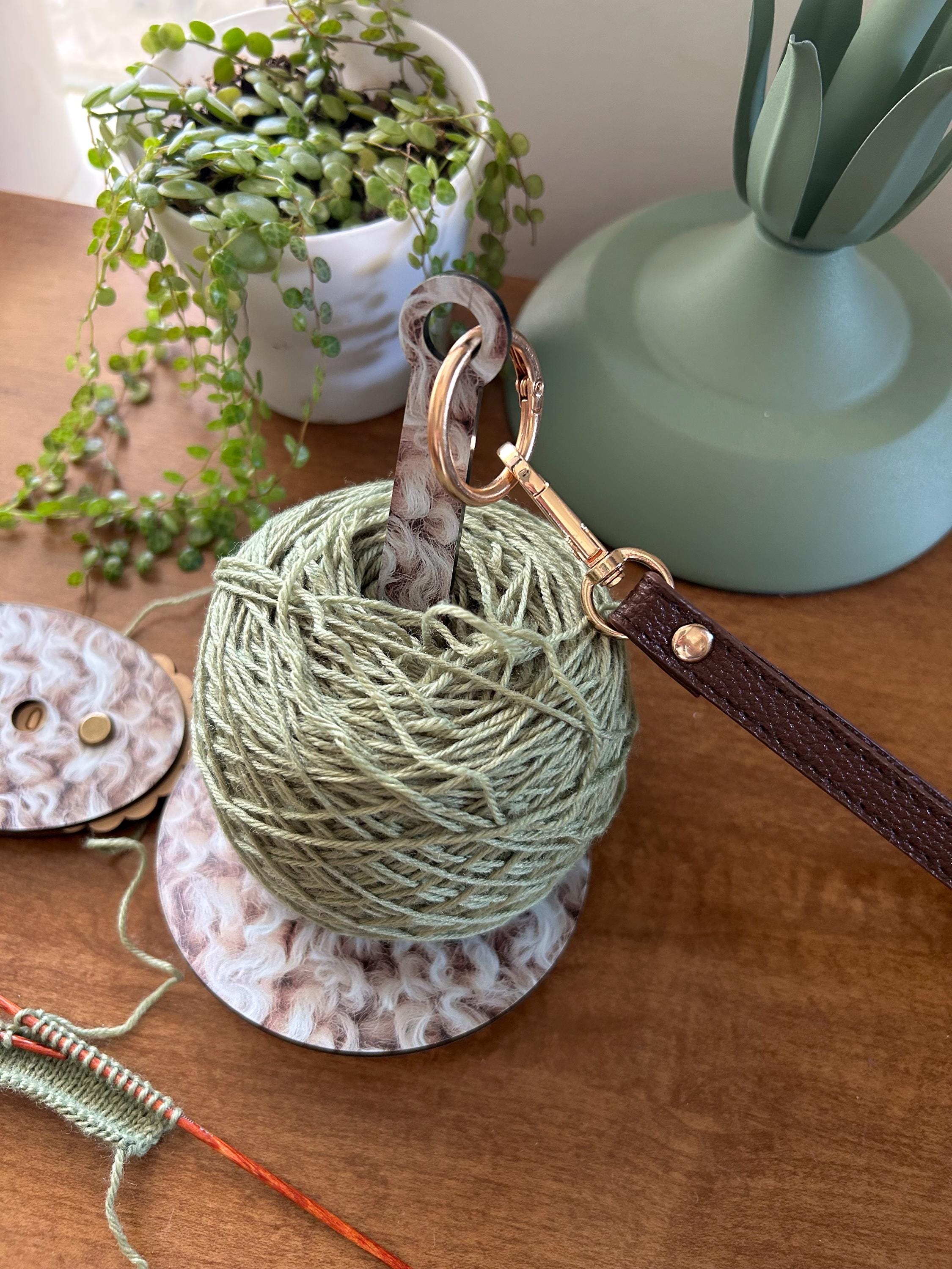 Portable Yarn Holder, Travel Wristlet Hanging Yarn Wristlet for Knitting and Crochet Sheeps Wool Pattern