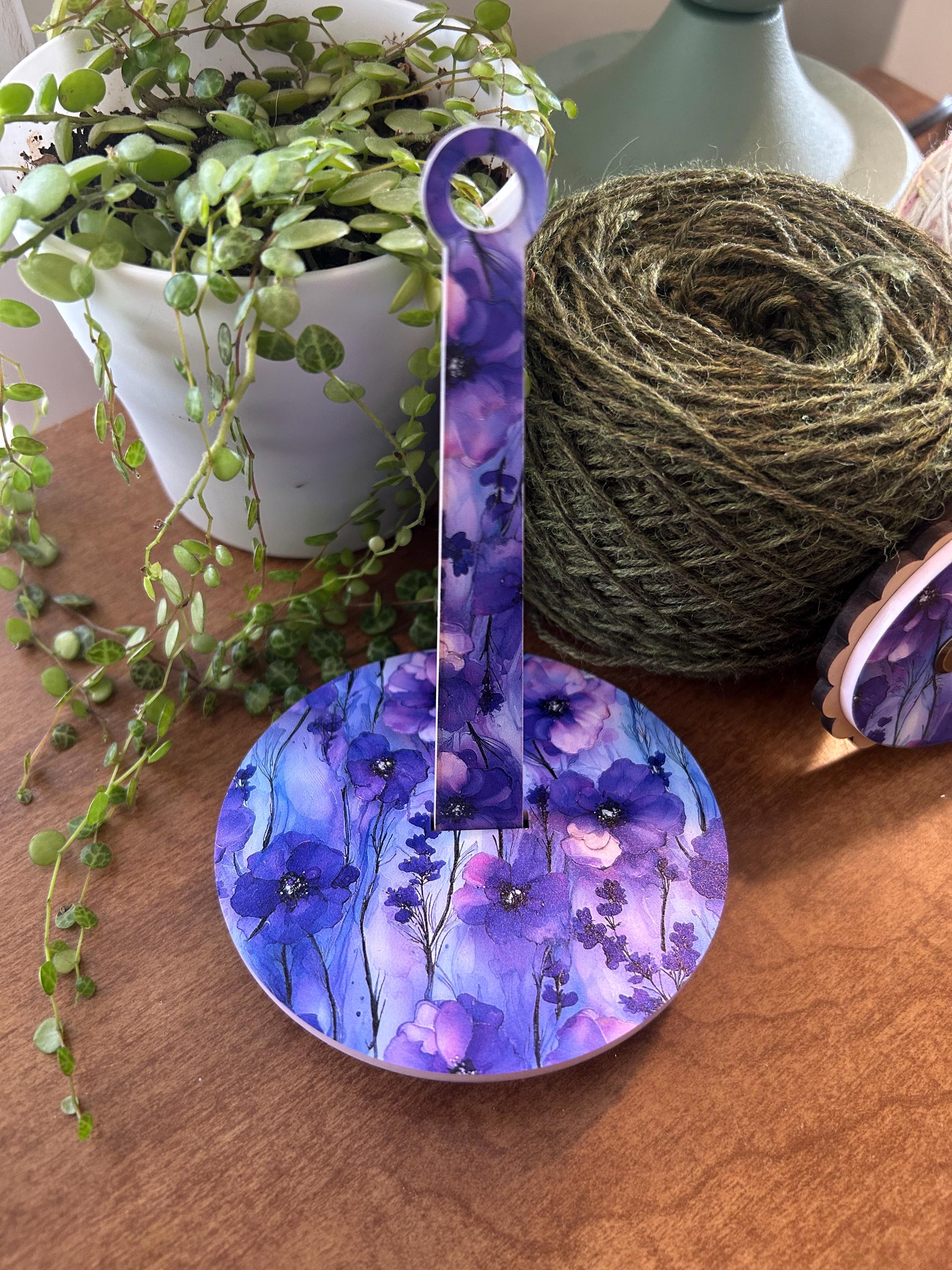 Portable Yarn Holder, Travel Wristlet Hanging Yarn Wristlet for Knitting and Crochet Blue Violets Pattern