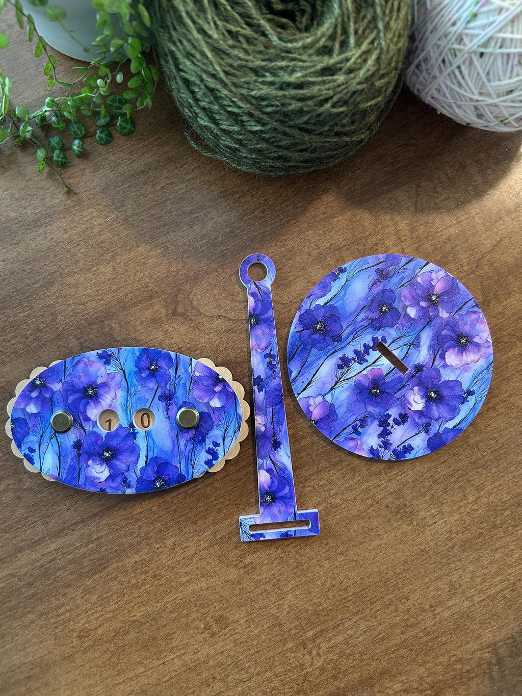 Portable Yarn Holder, Travel Wristlet Hanging Yarn Wristlet for Knitting and Crochet Blue Violets Pattern