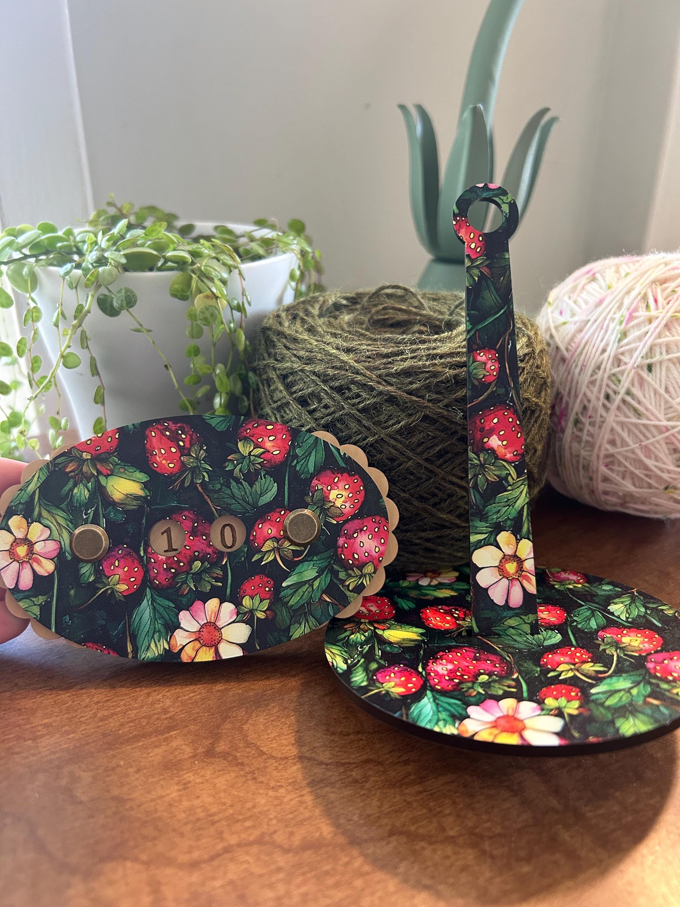 Portable Yarn Holder, Travel Wristlet Hanging Yarn Wristlet for Knitting and Crochet Strawberry Pattern