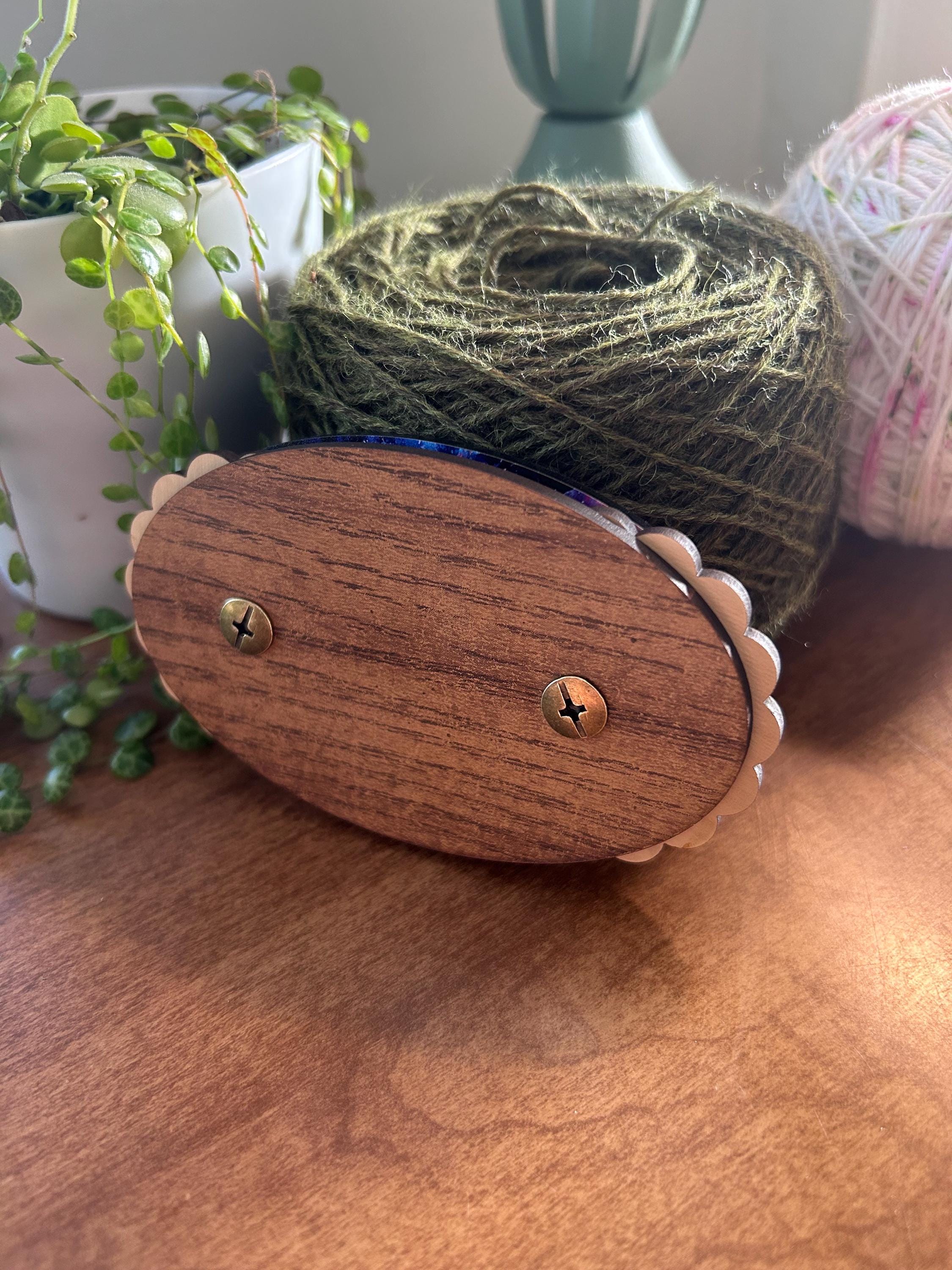 Portable Yarn Holder, Travel Wristlet Hanging Yarn Wristlet for Knitting and Crochet Strawberry Pattern