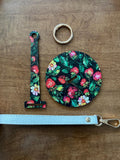 Portable Yarn Holder, Travel Wristlet Hanging Yarn Wristlet for Knitting and Crochet Strawberry Pattern