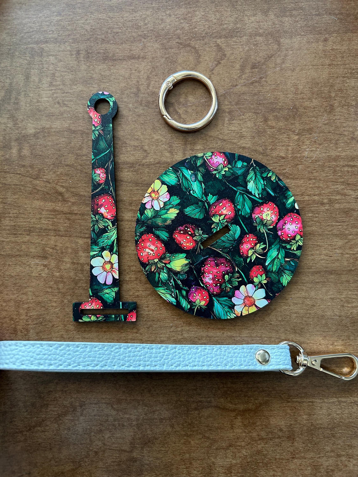 Portable Yarn Holder, Travel Wristlet Hanging Yarn Wristlet for Knitting and Crochet Strawberry Pattern